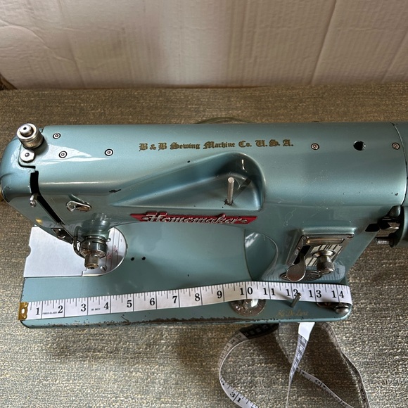 Sewing Machine - Picture 12 of 12